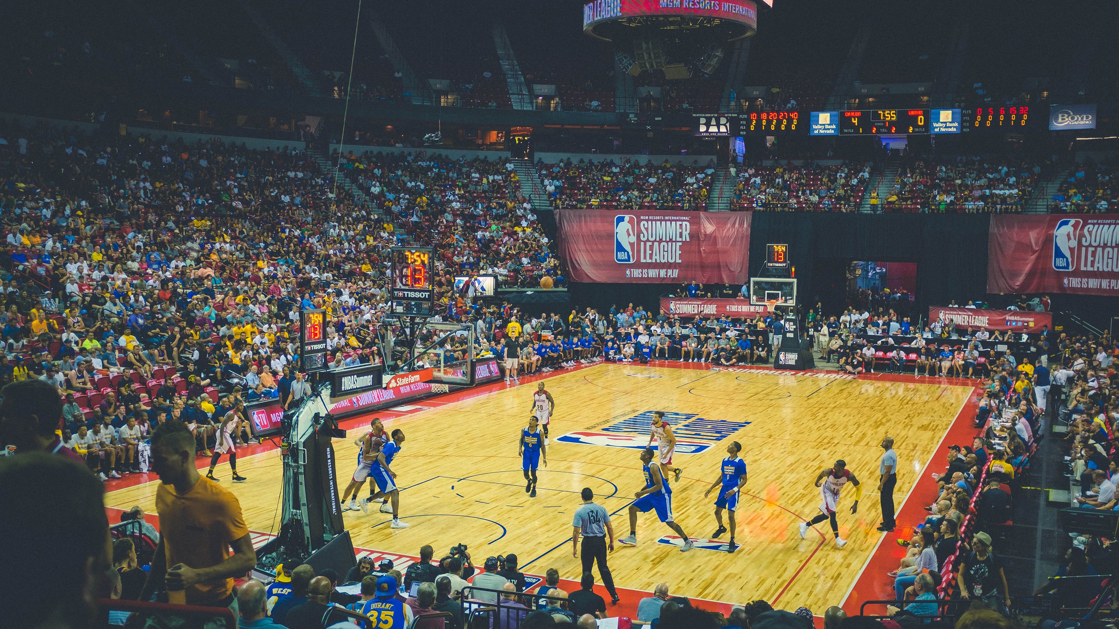 爱游戏体育平台-2016年总决赛第七场：勇士在最后几秒通过“水花兄弟”库里和汤普森的三分完成逆转，以赛季最精彩的逆转之一结束，勇夺总冠军。