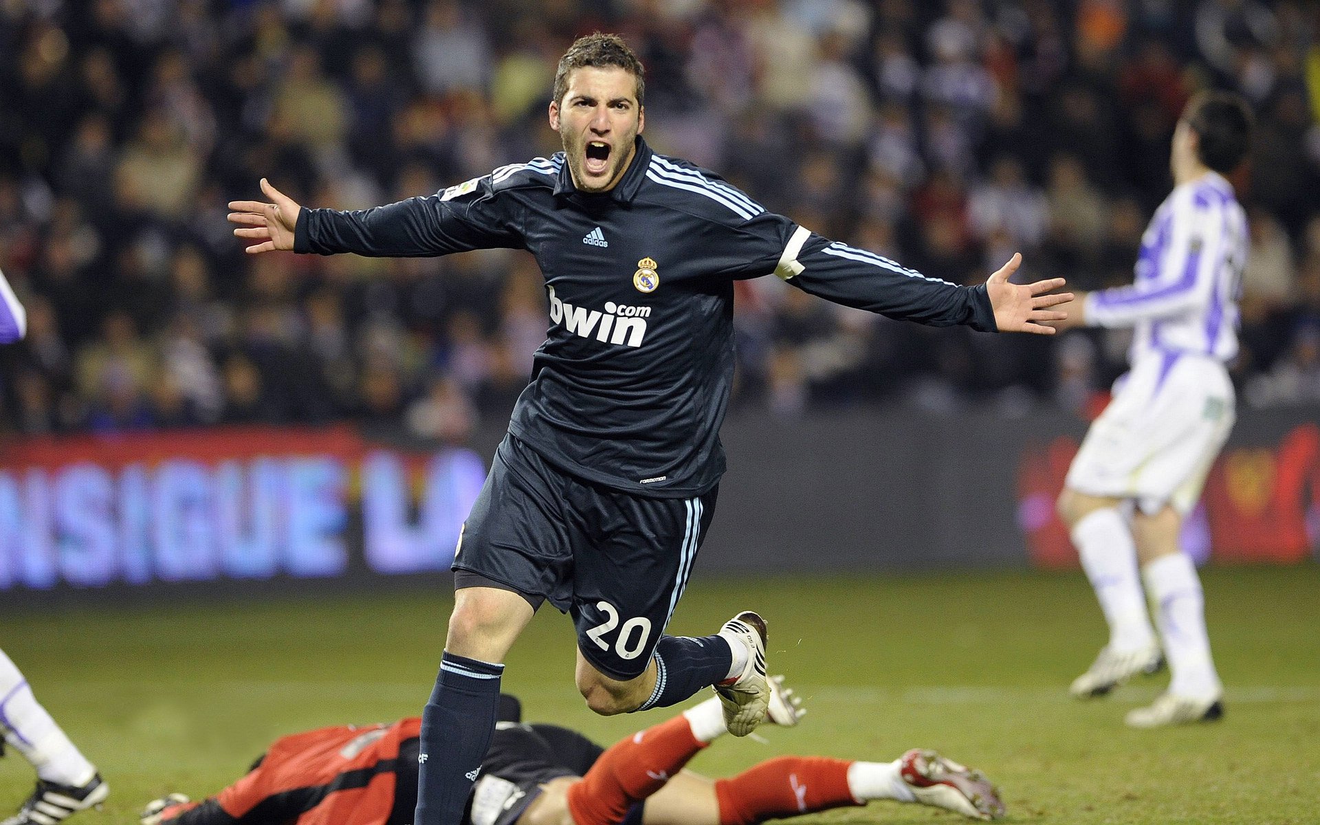 爱游戏网站-在带领球队取得“逆转”胜利过程中，他的篮下争抢战术锦上添花！